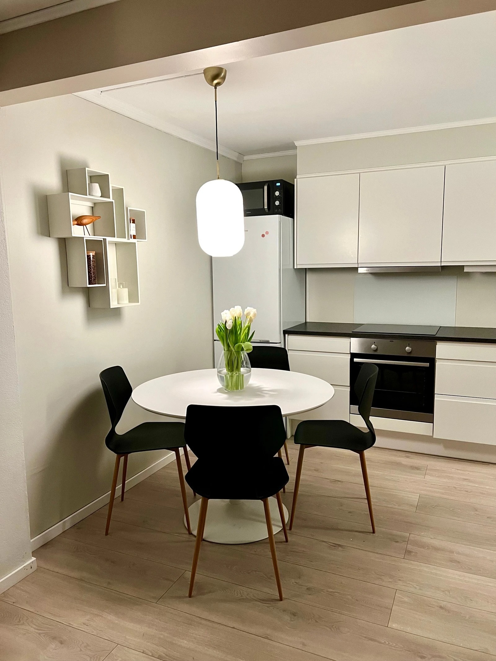 Kjøkken med plass til spisebord